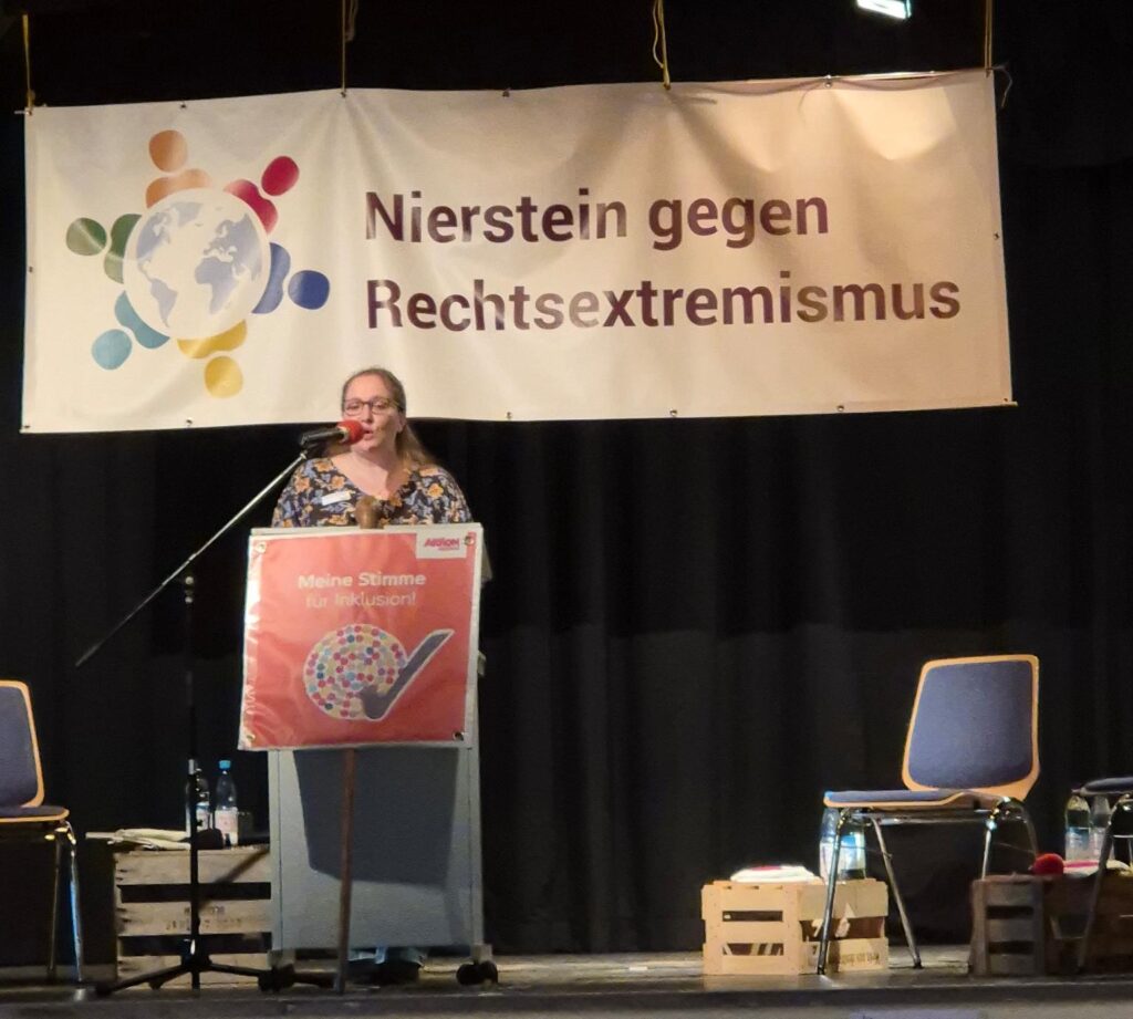 Sina-Katharina Scherer steht am Rednerpult 