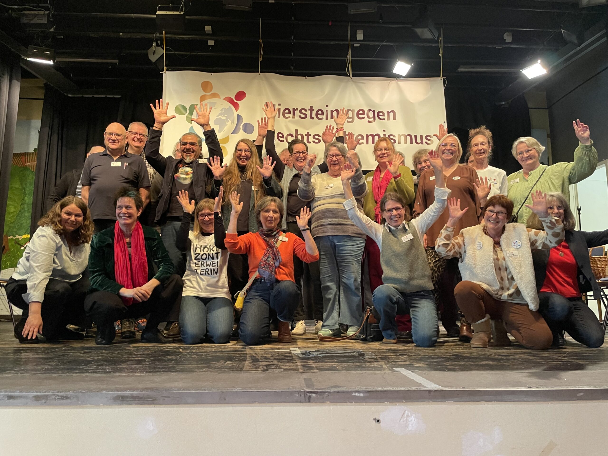 eine Gruppe von Menschen auf einer Bühen unter dem Banner "Nierstein gegen Rechtsextremismus"